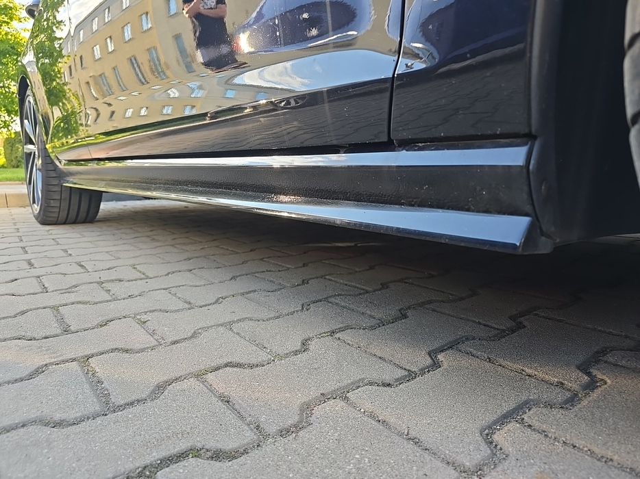 Zdjęcie progu przedniego prawego od dołu po przekątnej