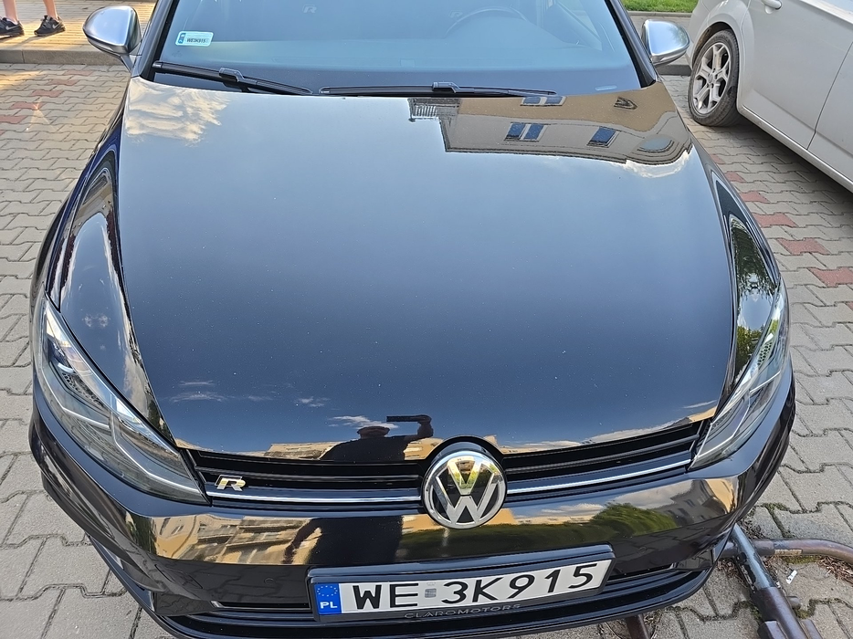 Zdjęcie pokrywy komory silnika
