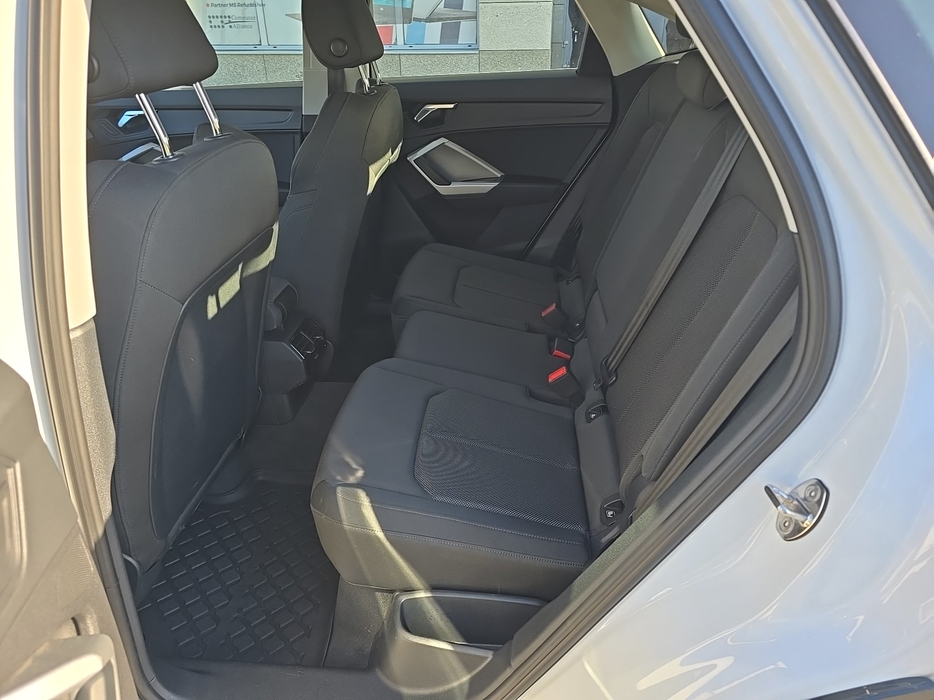 Zdjęcie wnętrza od kierowcy, tył