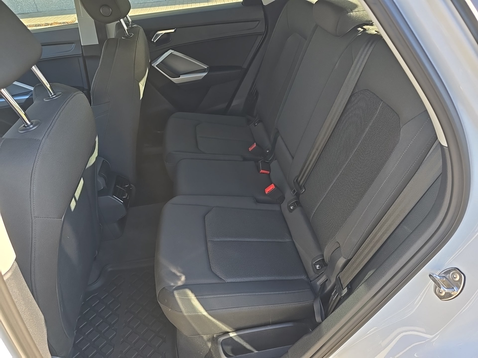 Zdjęcie kanapy tylnej z lewej strony