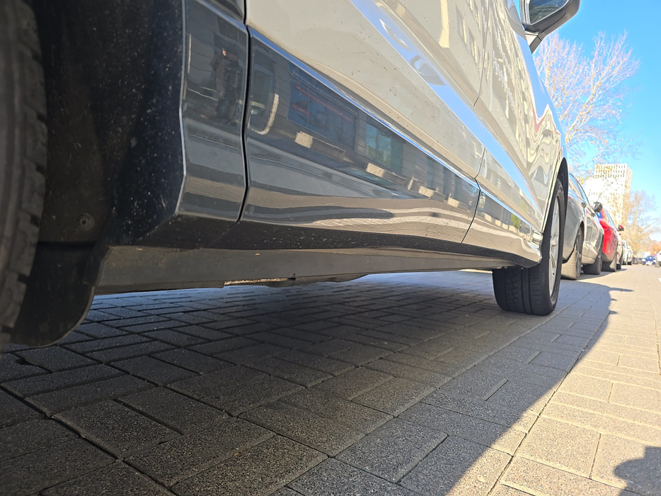 Zdjęcie progu tylnego prawego od dołu po przekątnej