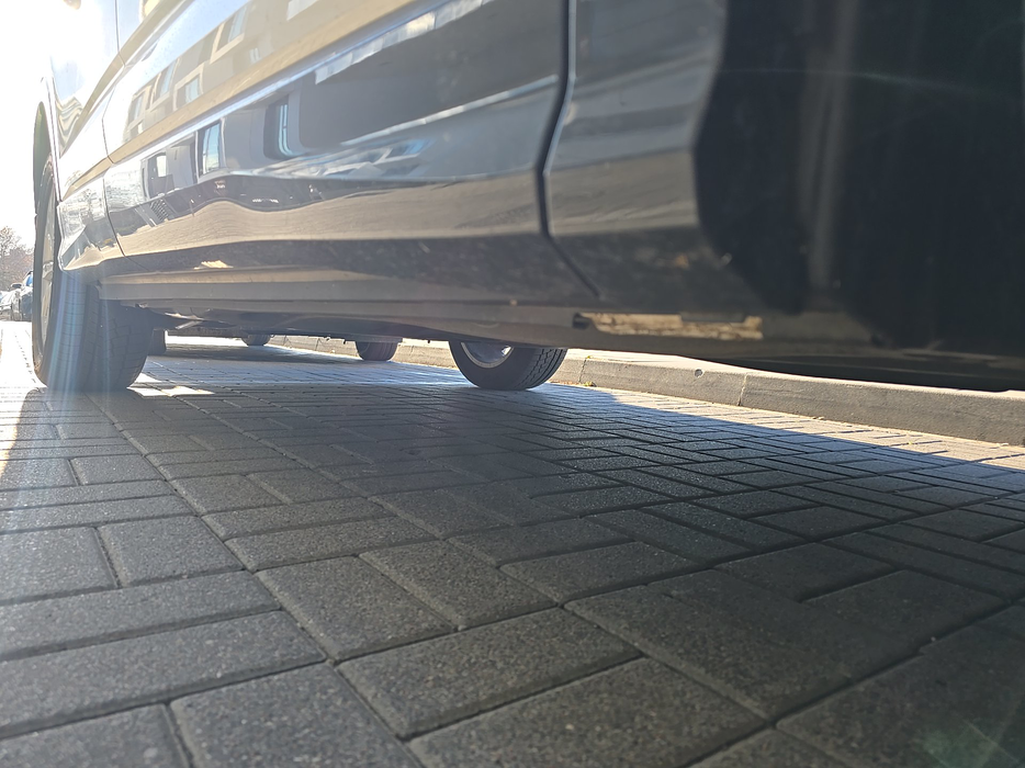 Zdjęcie progu przedniego prawego od dołu po przekątnej