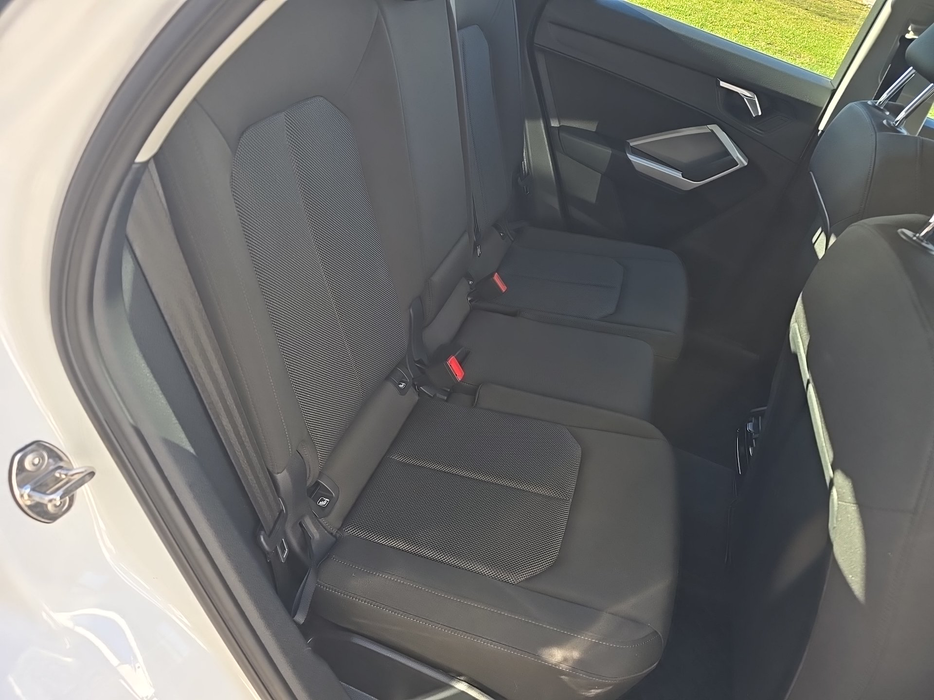 Zdjęcie kanapy tylnej z prawej strony