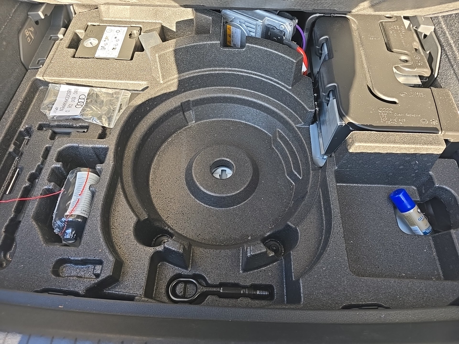 Zdjęcie przestrzeni pod wykładziną bagażnika