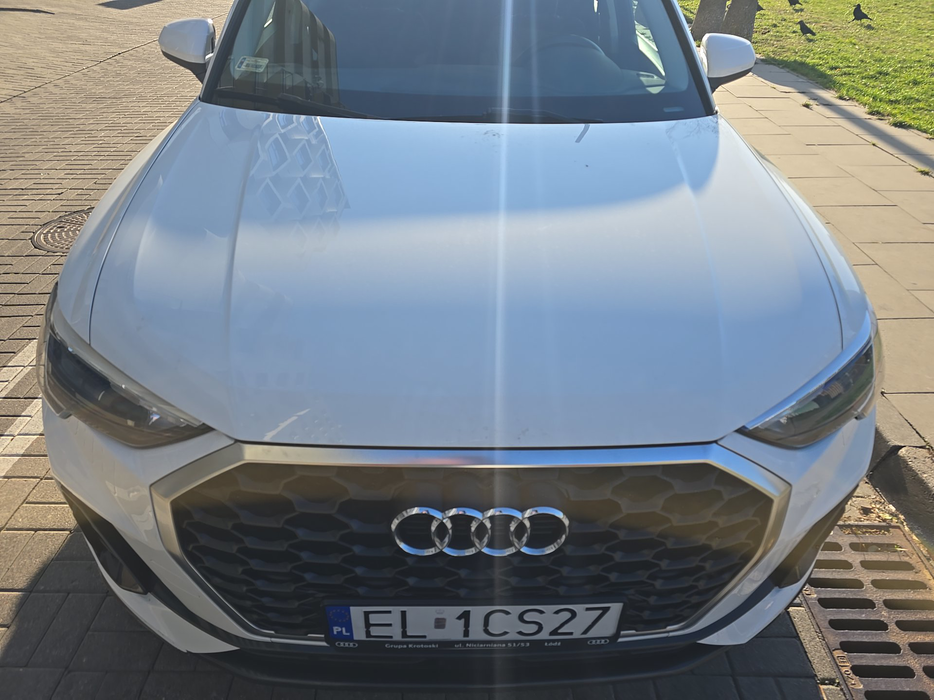 Zdjęcie pokrywy komory silnika