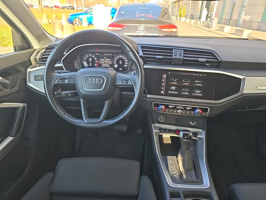 Zdjęcie kokpitu i kierownicy