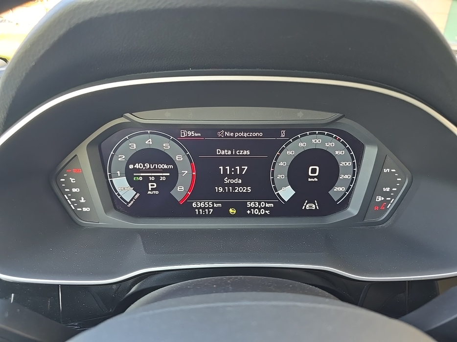 Zdjęcie zegarów i kontrolek po uruchomieniu silnika