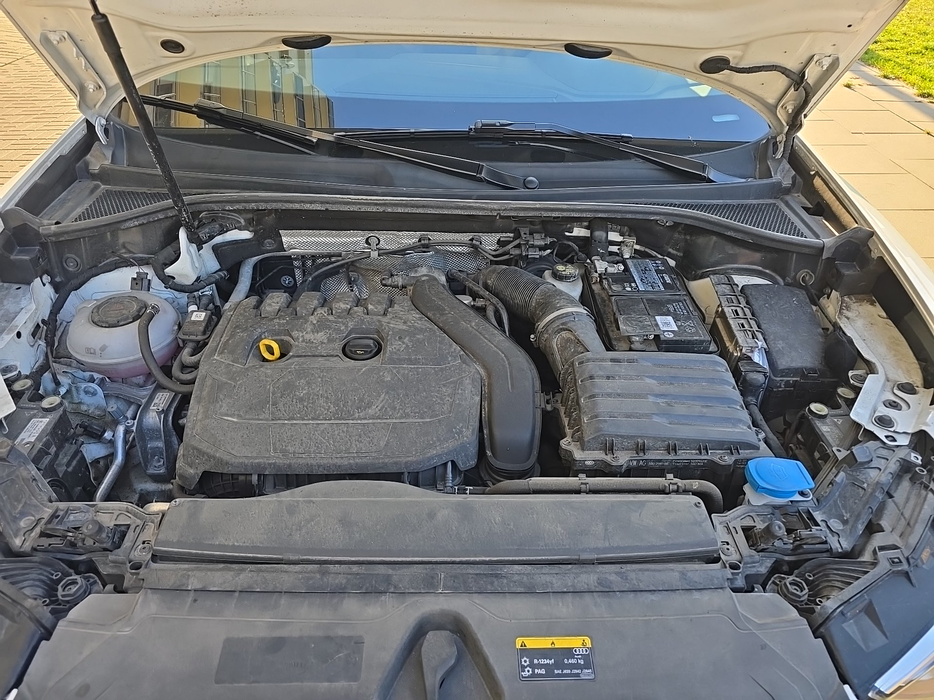 Zdjęcie wnętrza komory silnika