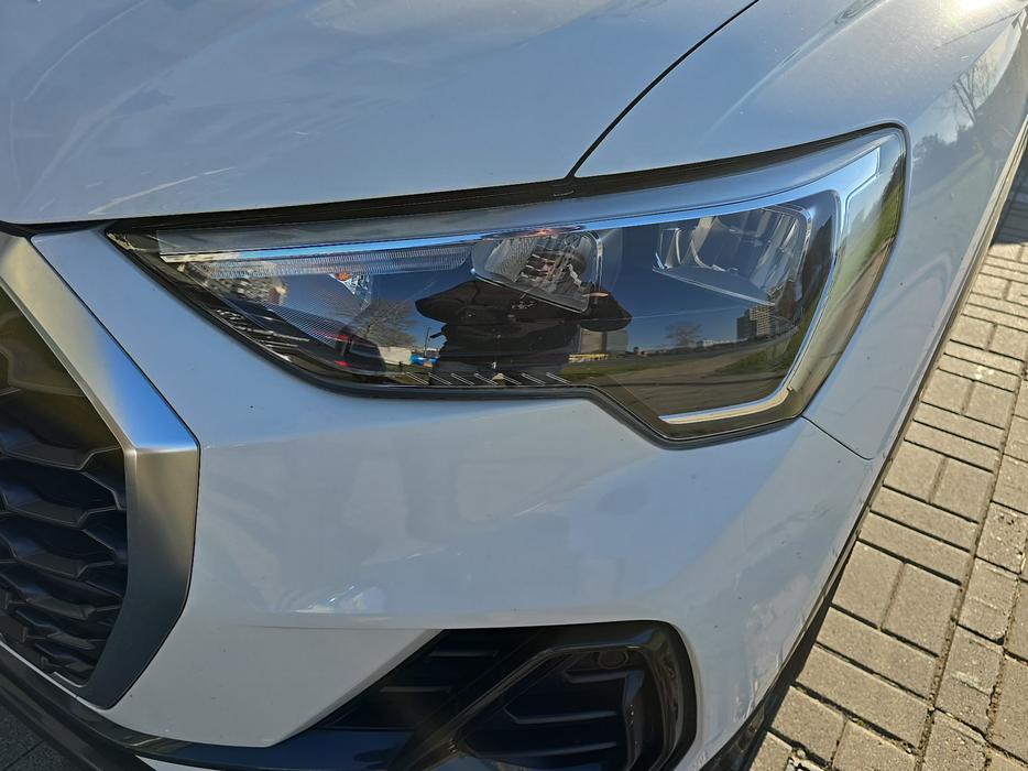 Zdjęcie oświetlenia przedniego i dolnego lewego