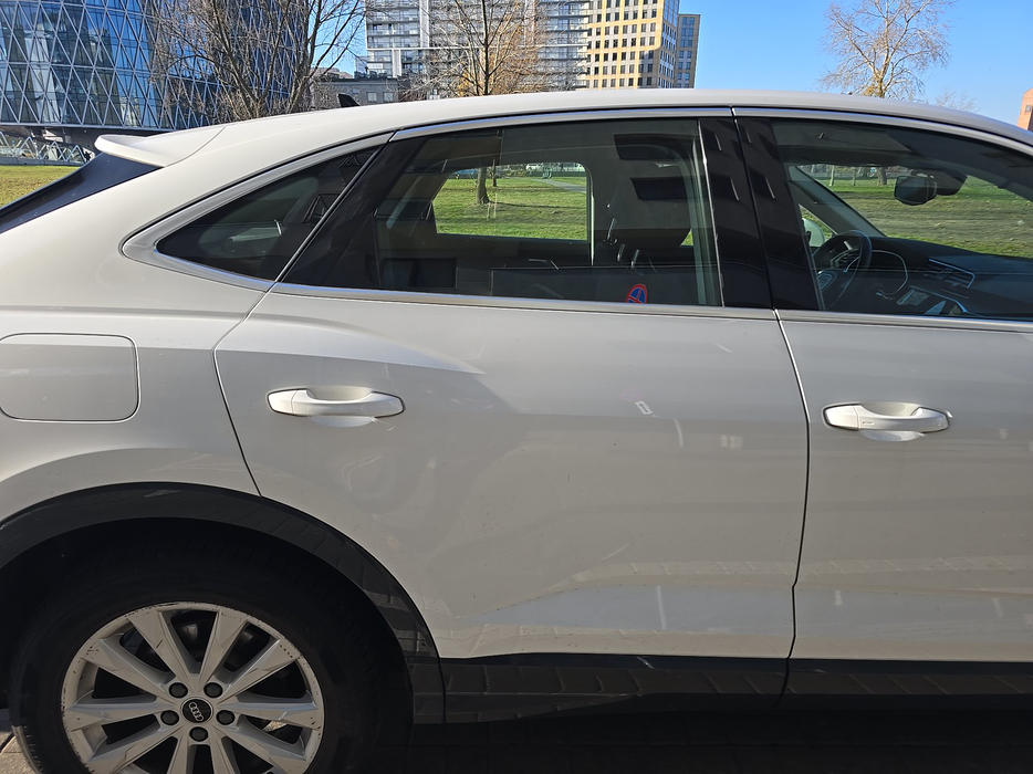 Zdjęcie drzwi tylnych prawych wraz z szybą