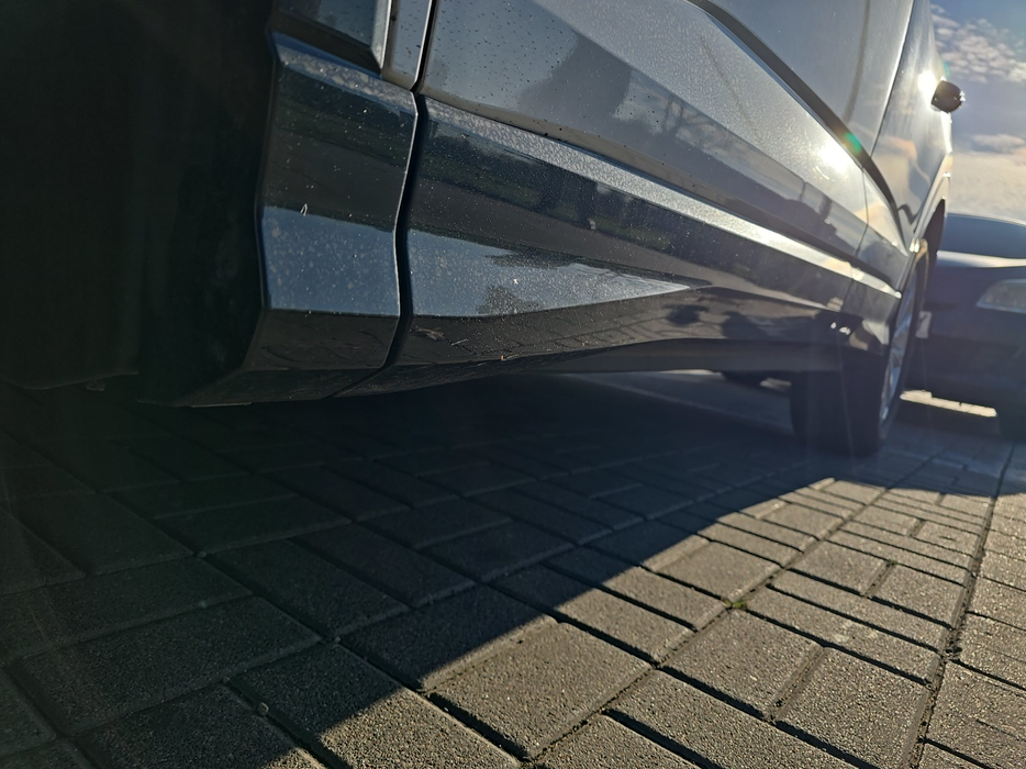 Zdjęcie progu przedniego lewego od dołu po przekątnej