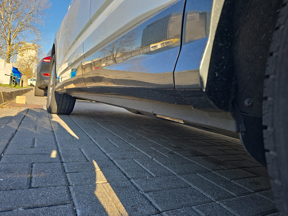 Zdjęcie progu tylnego lewego od dołu po przekątnej