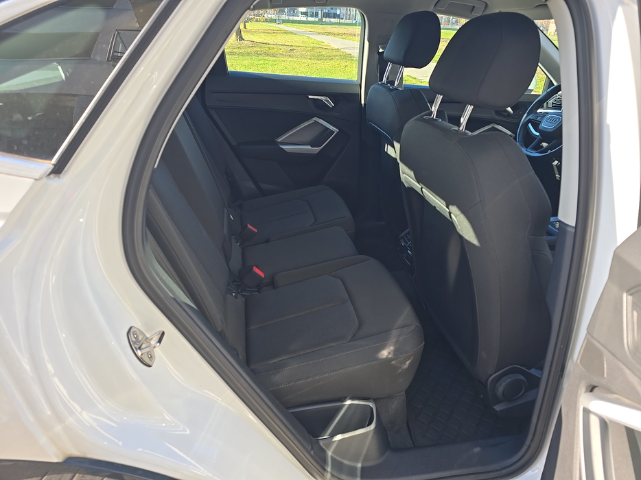 Zdjęcie wnętrza od pasażera, tył