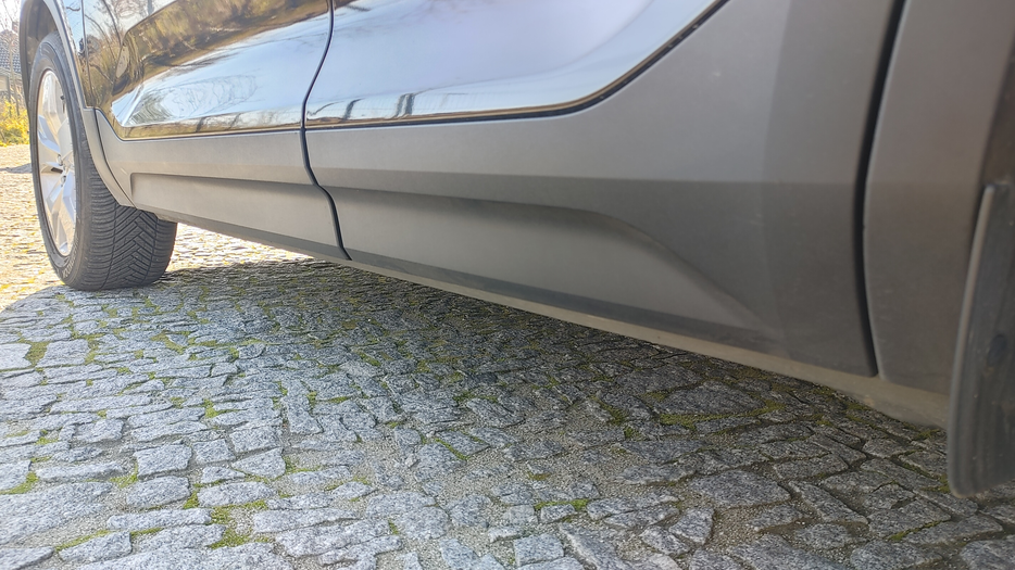 Zdjęcie progu przedniego lewego od dołu po przekątnej