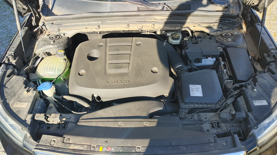 Zdjęcie wnętrza komory silnika