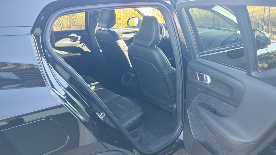 Zdjęcie wnętrza od pasażera, tył