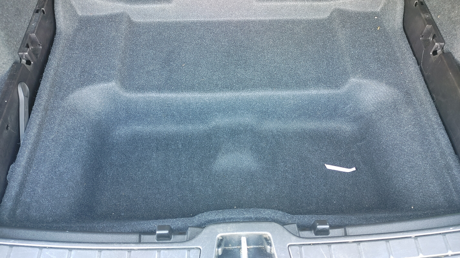 Zdjęcie przestrzeni pod wykładziną bagażnika