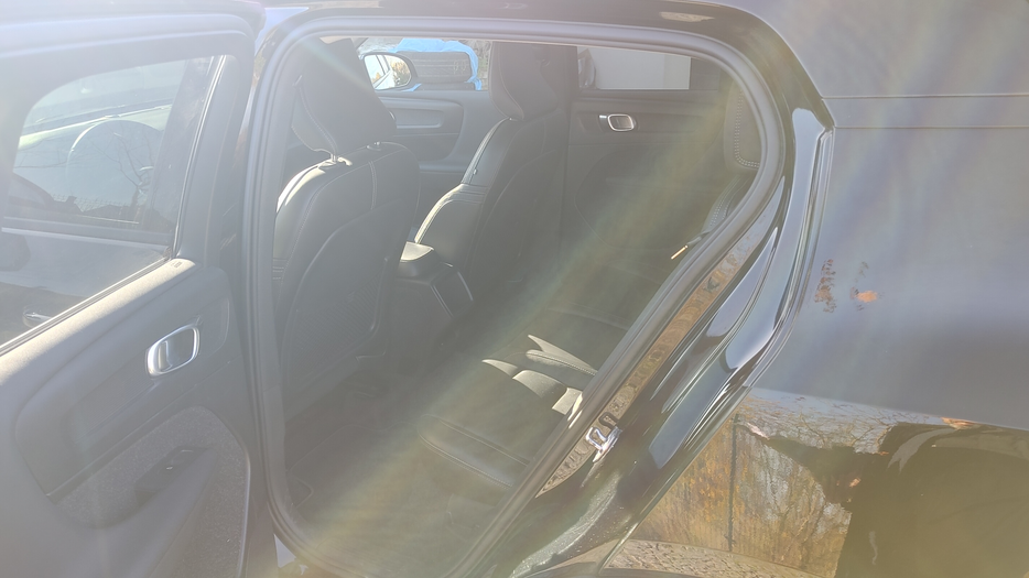 Zdjęcie wnętrza od kierowcy, tył