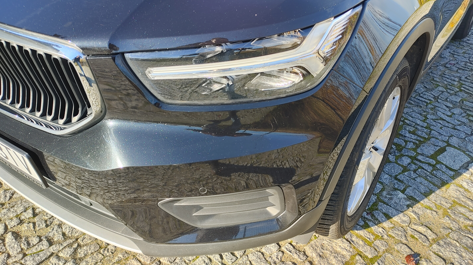 Zdjęcie oświetlenia przedniego i dolnego lewego