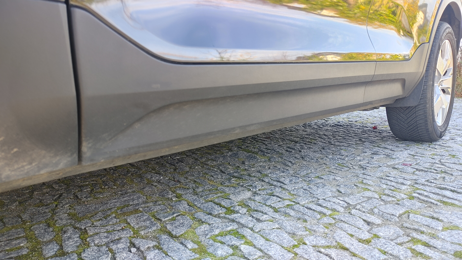 Zdjęcie progu tylnego lewego od dołu po przekątnej