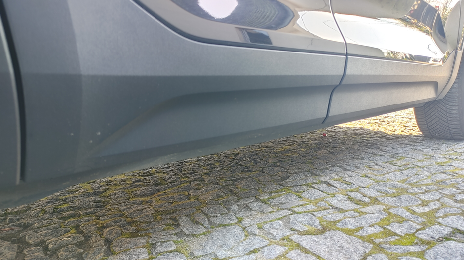 Zdjęcie progu przedniego prawego od dołu po przekątnej