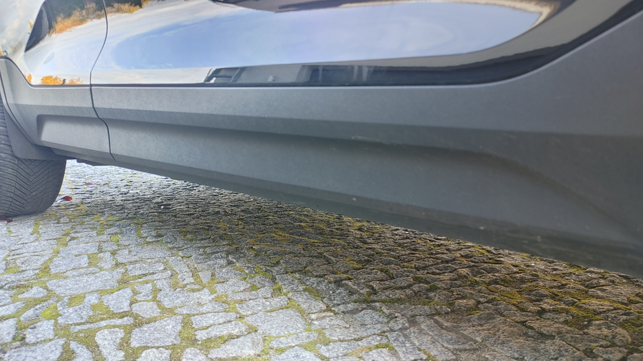 Zdjęcie progu tylnego prawego od dołu po przekątnej