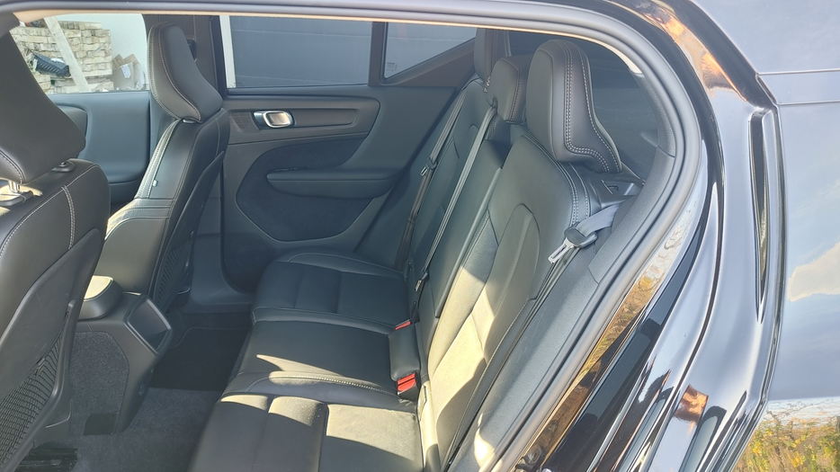 Zdjęcie kanapy tylnej z lewej strony