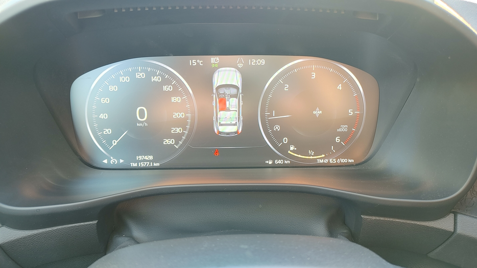 Zdjęcie zegarów i kontrolek po uruchomieniu silnika