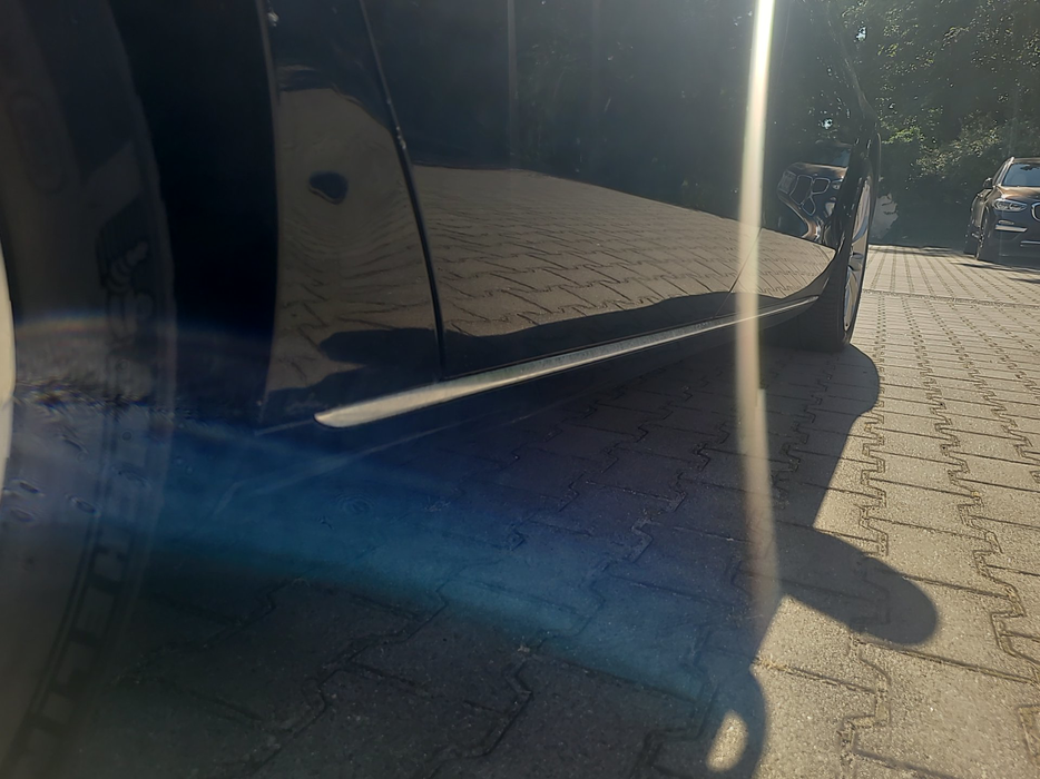 Zdjęcie progu tylnego prawego od dołu po przekątnej