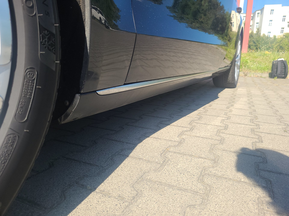 Zdjęcie progu przedniego lewego od dołu po przekątnej