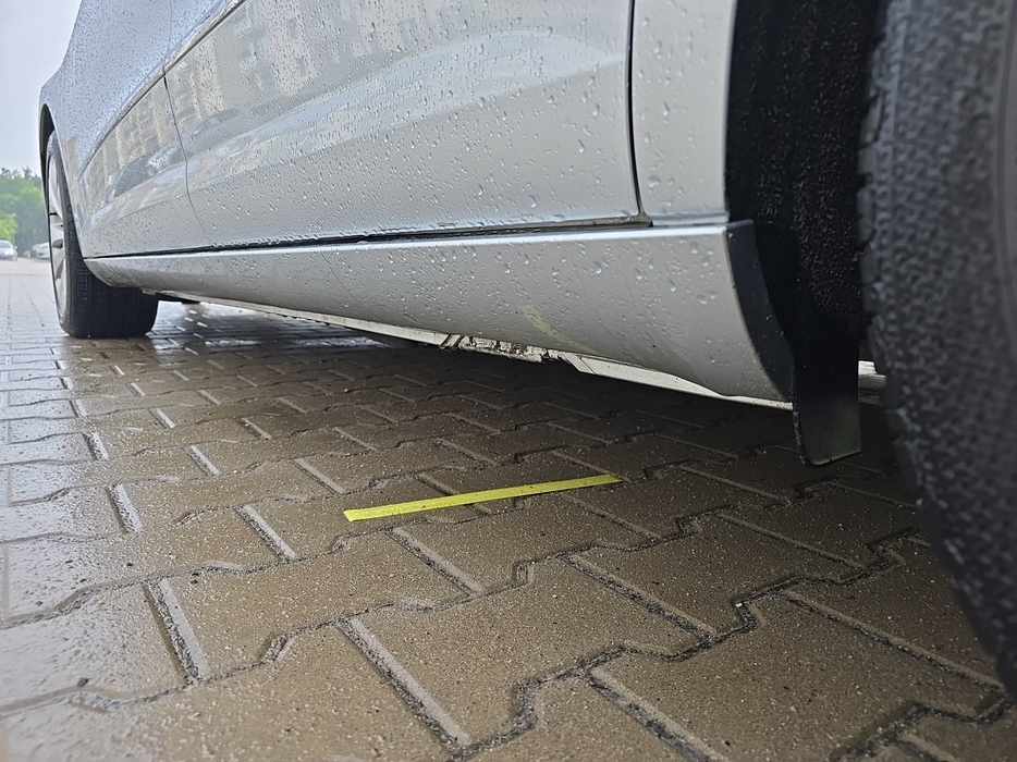 Zdjęcie progu tylnego lewego od dołu po przekątnej