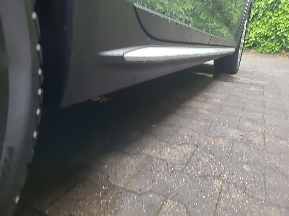 Zdjęcie progu tylnego prawego od dołu po przekątnej