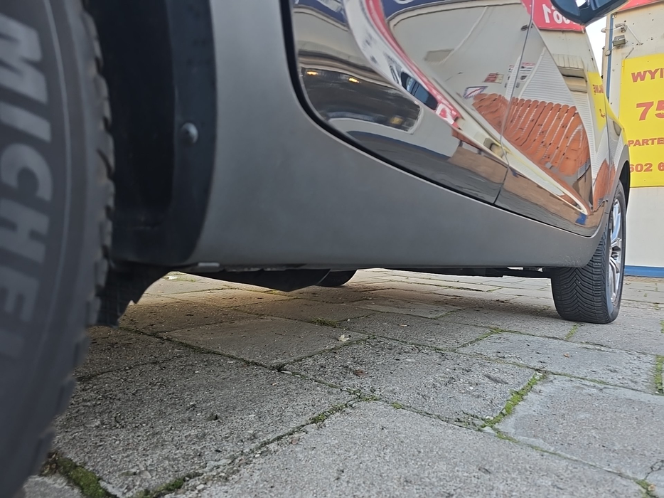Zdjęcie progu tylnego prawego od dołu po przekątnej