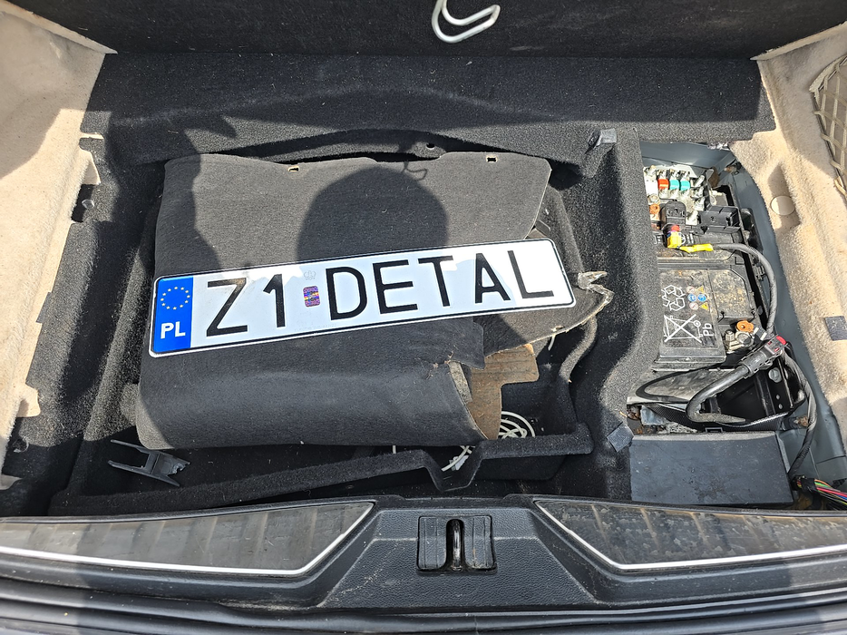 Zdjęcie przestrzeni pod wykładziną bagażnika