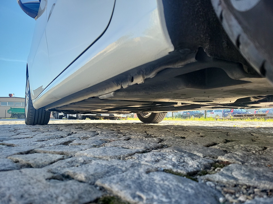 Zdjęcie progu tylnego lewego od dołu po przekątnej