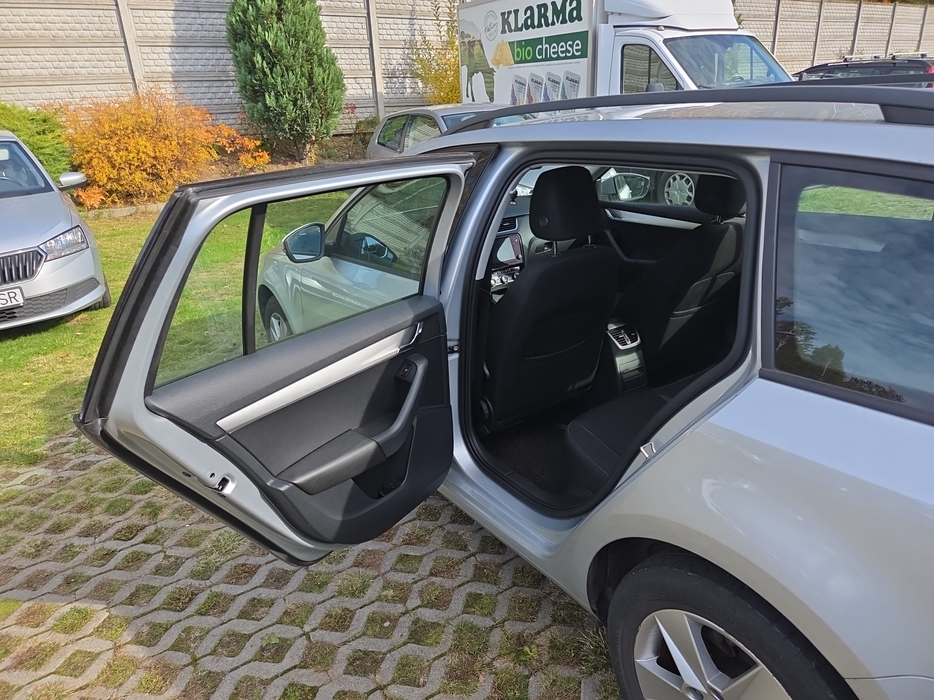 Zdjęcie wnętrza od kierowcy, tył