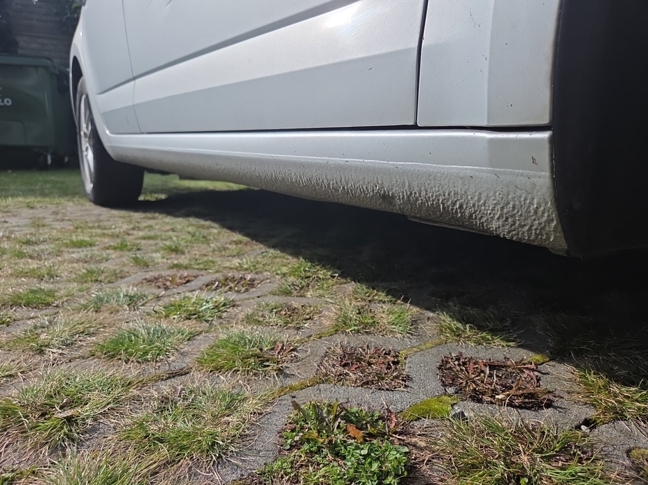 Zdjęcie progu przedniego prawego od dołu po przekątnej