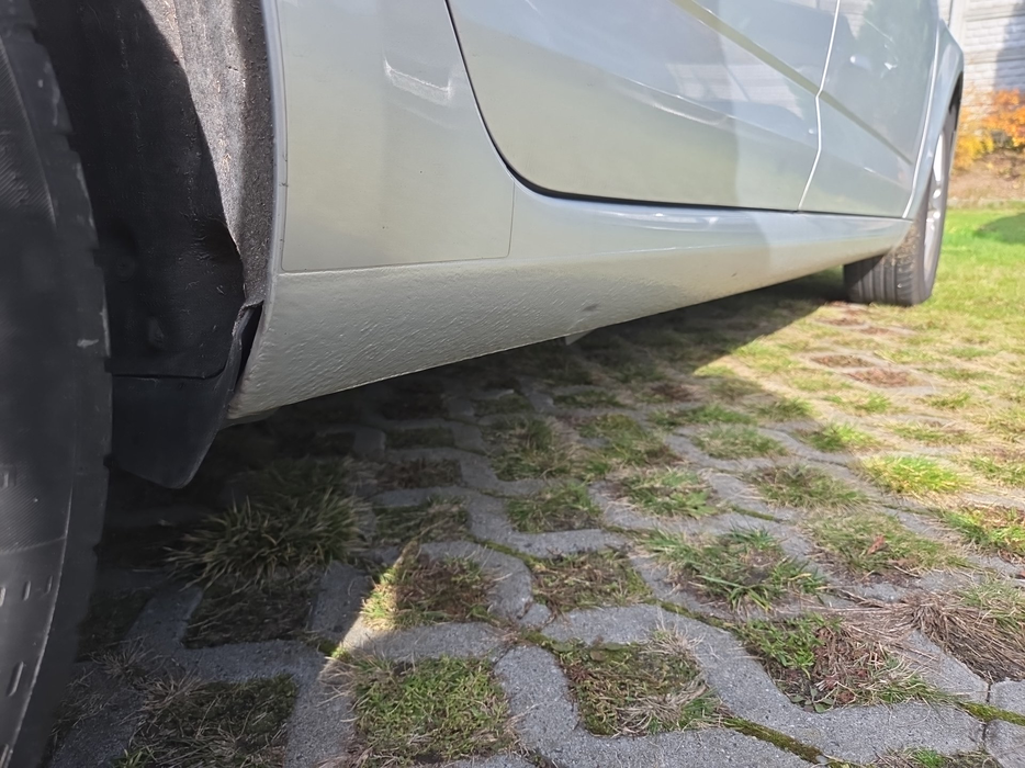 Zdjęcie progu tylnego prawego od dołu po przekątnej