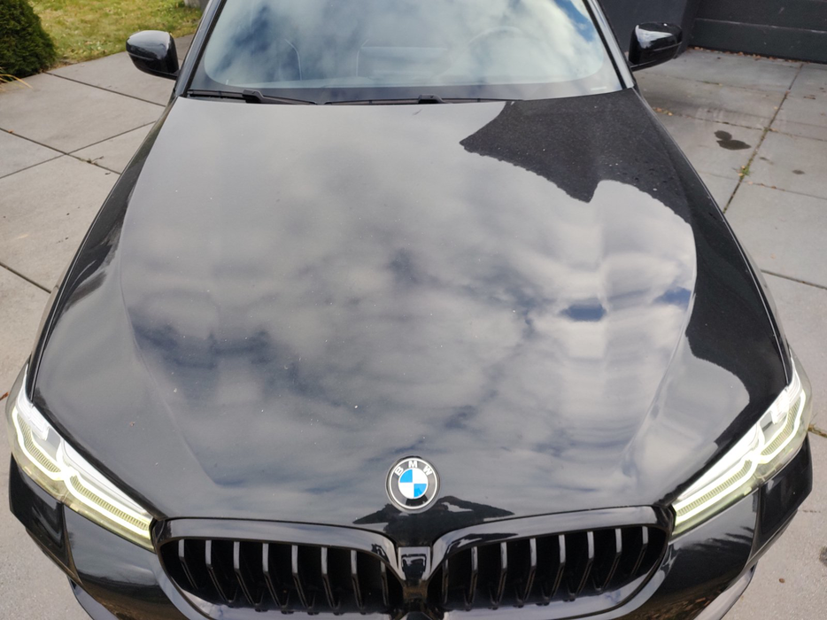 Zdjęcie pokrywy komory silnika