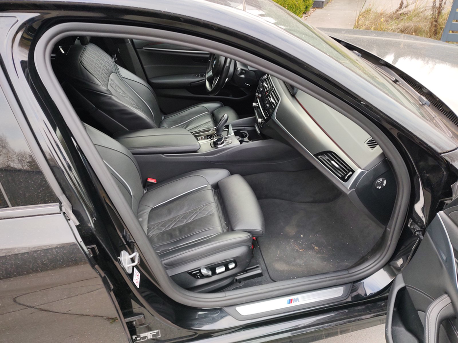 Zdjęcie wnętrza od pasażera, przód