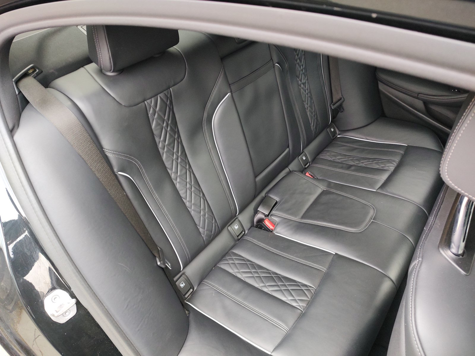 Zdjęcie kanapy tylnej z prawej strony