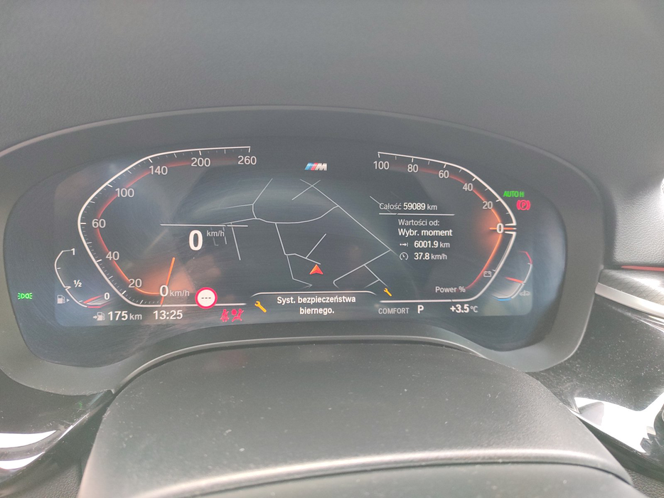 Zdjęcie zegarów i kontrolek po uruchomieniu silnika