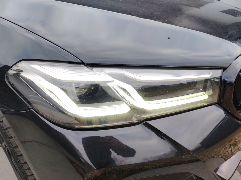 Zdjęcie oświetlenia przedniego i dolnego prawego