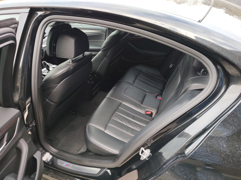 Zdjęcie wnętrza od kierowcy, tył