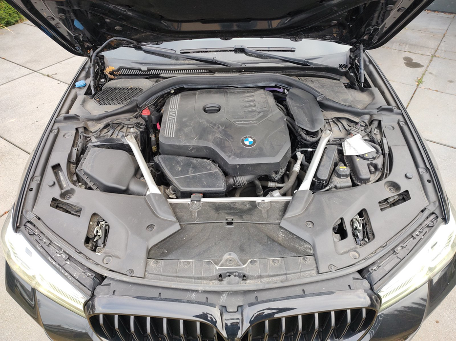 Zdjęcie wnętrza komory silnika