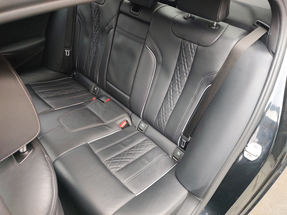 Zdjęcie kanapy tylnej z lewej strony