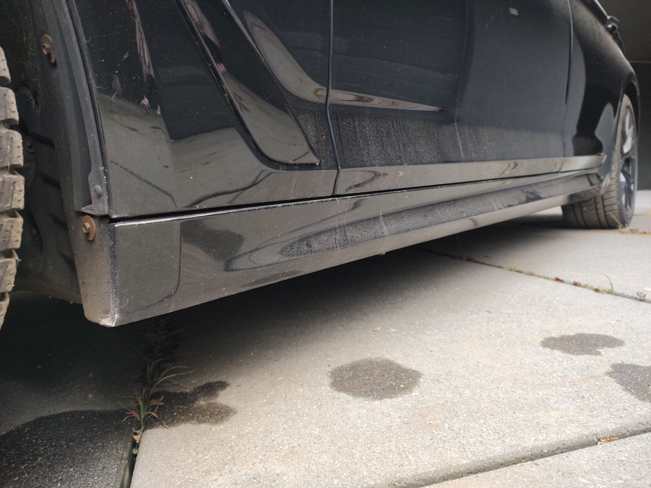 Zdjęcie progu przedniego lewego od dołu po przekątnej