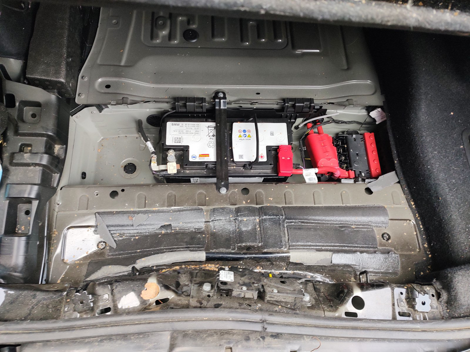 Zdjęcie przestrzeni pod wykładziną bagażnika