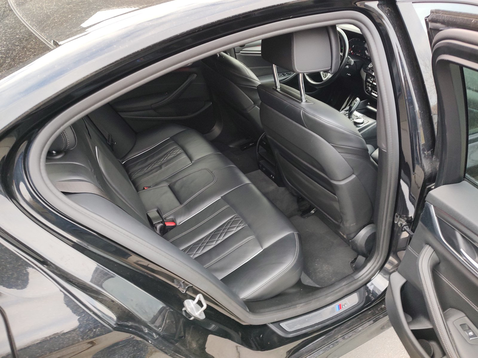 Zdjęcie wnętrza od pasażera, tył