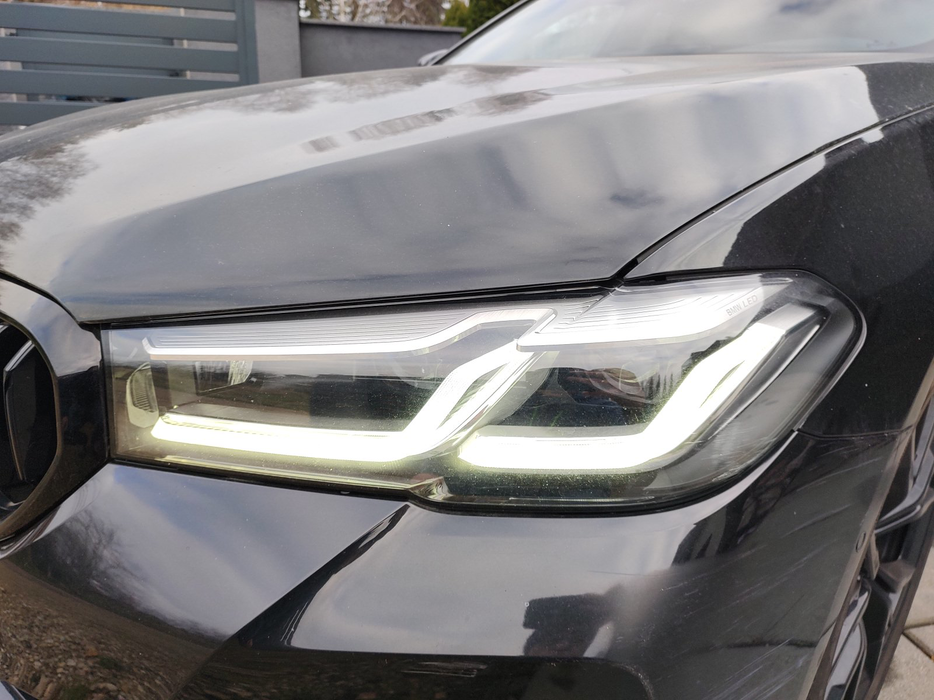 Zdjęcie oświetlenia przedniego i dolnego lewego